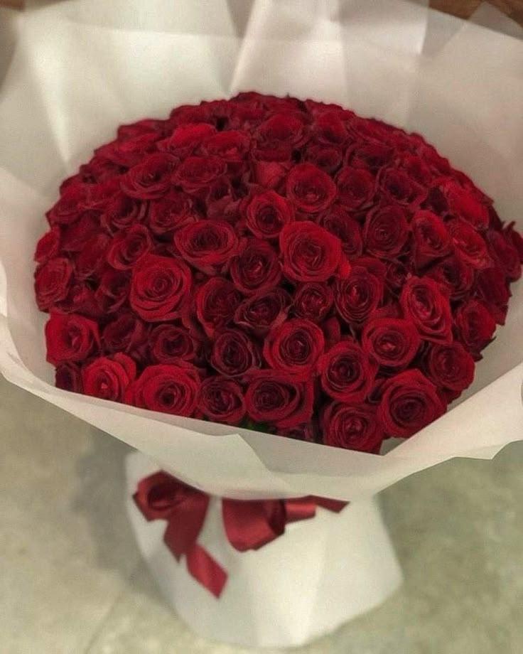 Corporate meeting room with carefully timed floral arrangements that maintain elegance throughout business hours